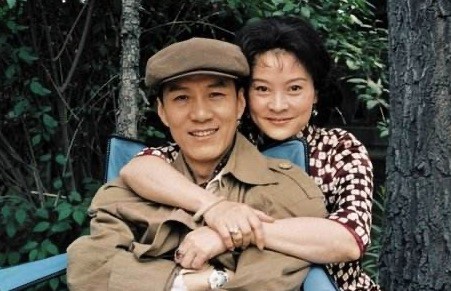 冯远征|冯远征：娶大8岁梁丹妮，婚后宠妻28年，如今年过半百满是遗憾