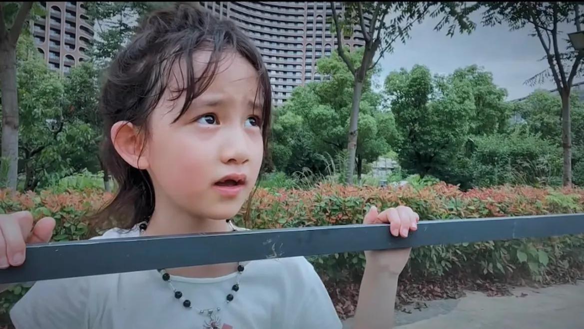 孙莉|孙莉带俩儿女游动物园,多妹对弟弟照顾有加,互动温馨有爱