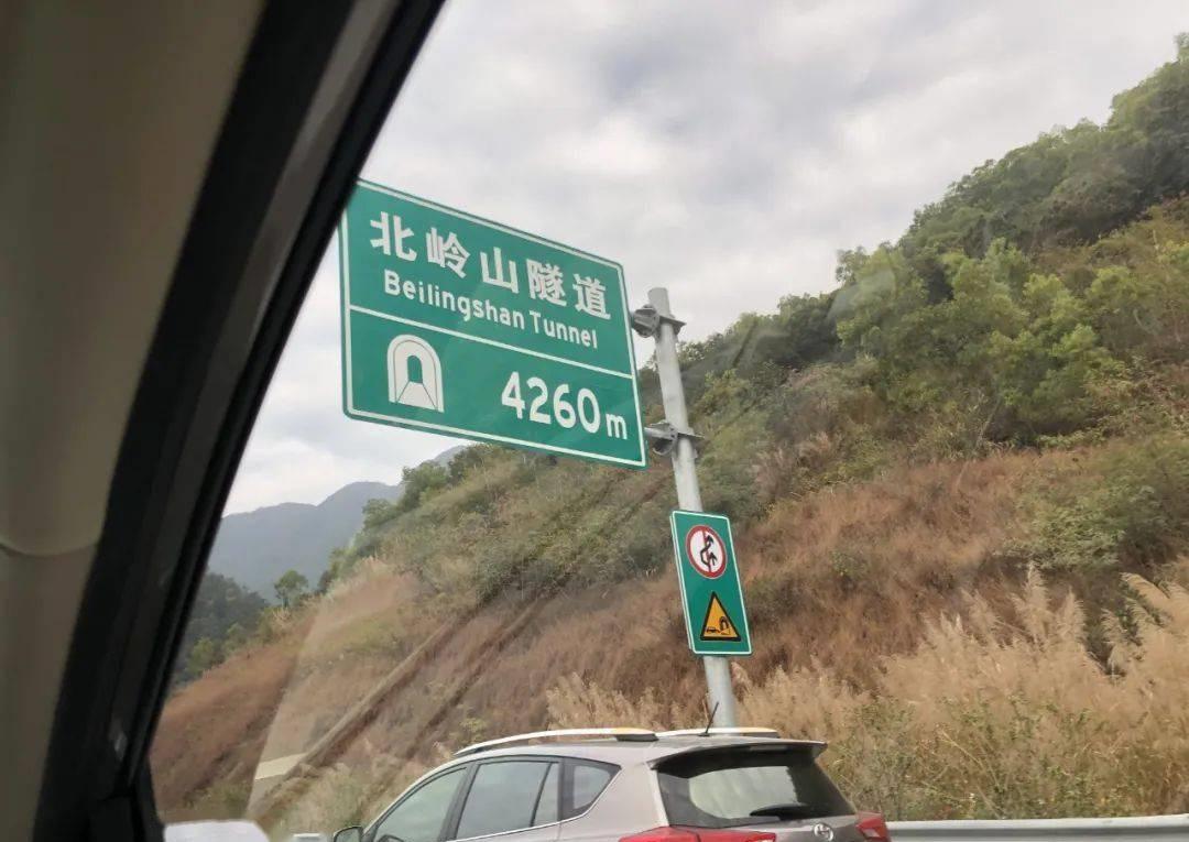 高速开车时速120,看见限速80需要急刹吗?交警给出答案