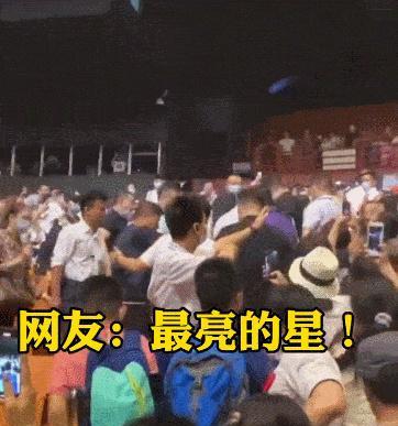 人世间|62岁李建义近照曝光,外出游玩无明星架子,网友:“曹公公”来了