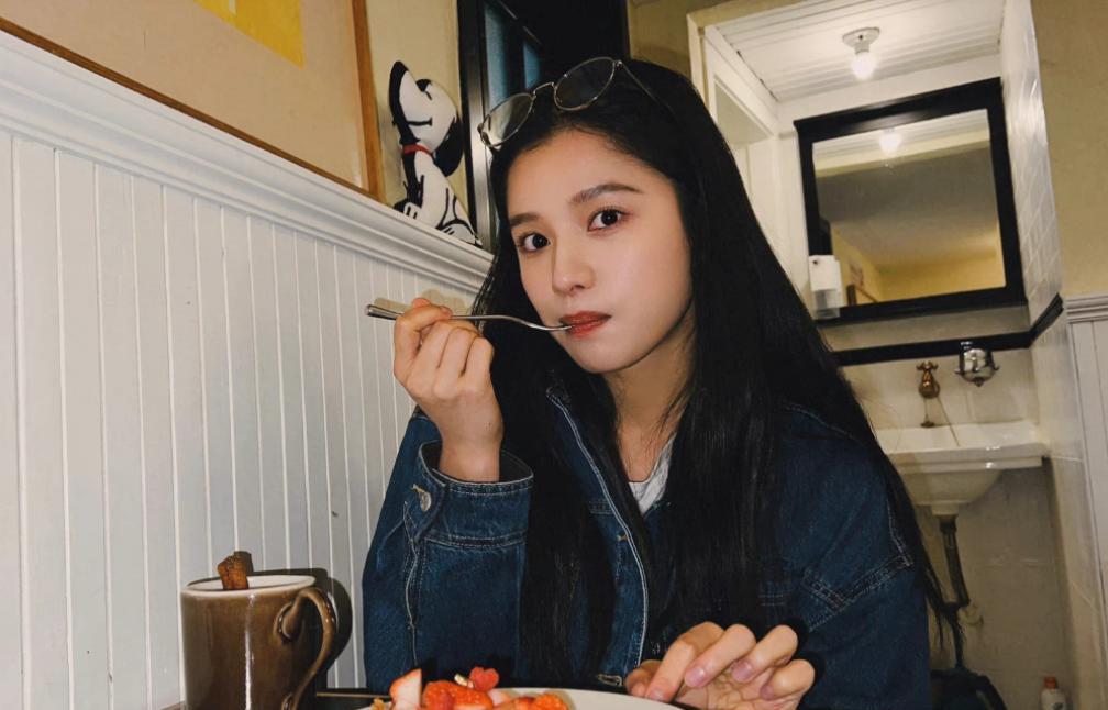 张婧仪|张婧仪吃甜品随拍，复古牛仔外套优雅美丽，自带甜美又自然