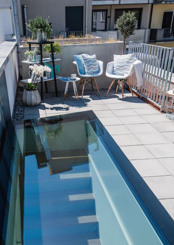 露台铺防腐木地板,我偏要预留50公分,拼铺玻璃楼下空间亮堂2倍