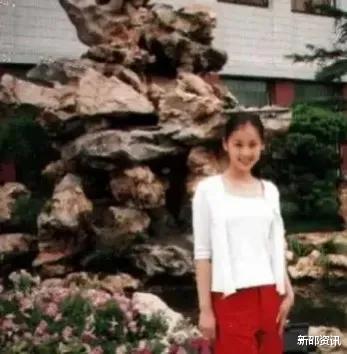 黄圣依|黄圣依：给赵本山下跪，和宋小宝拍吻戏，上节目却看不起女嘉宾