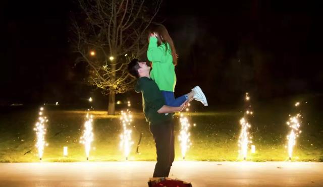 刘纯燕|刘纯燕23岁女儿订婚，帅气“金龟婿”1米95，岳父王宁穿喜庆红衣