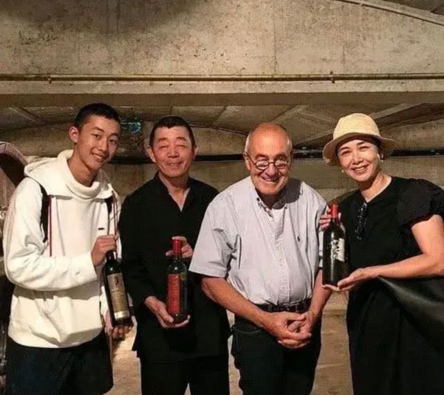 蒋雯丽|蒋雯丽一家三口出国度假，穿着普通但气质高级，儿子长得更像他爸