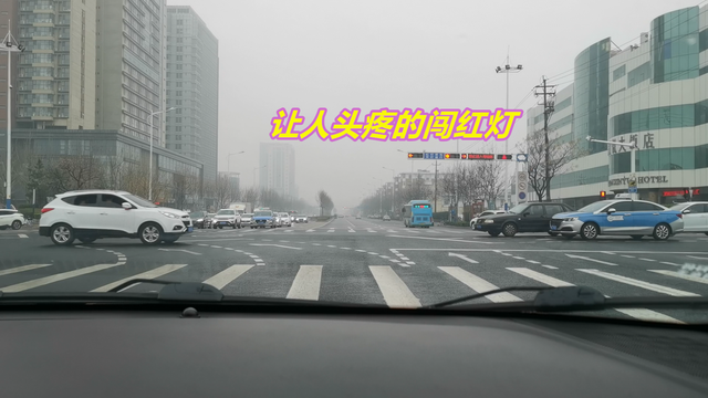 黄灯进入路口,信号灯变红还能走吗?让司机头疼的7个闯红灯问题