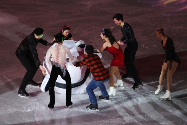 冰墩墩|太可爱！隋文静一掌扑倒冰墩墩后连滚2圈，观众尖叫！网友：顶流的艰辛