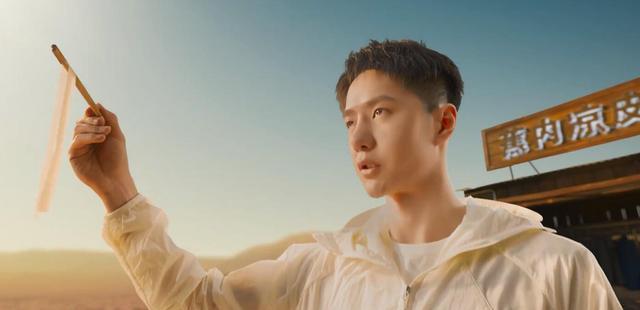 王一博|“小猪佩奇”出道！王一博新“凉皮”广告3套装超帅，插兜好执着