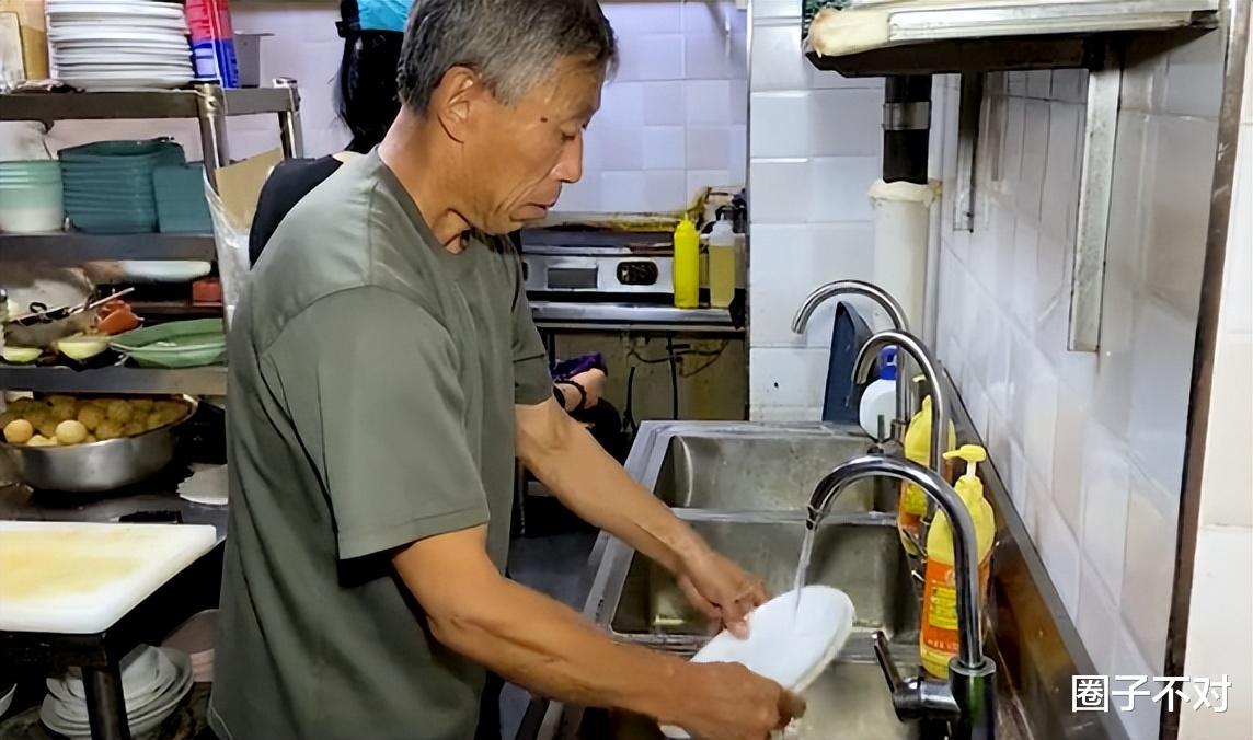 57岁东北大爷玩密室:NPC不扛吓