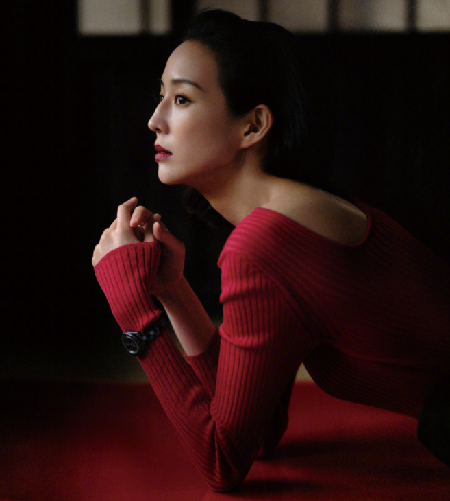 张钧甯|39岁张钧甯环保主题照曝光，穿低胸吊带躺地上拍照，性感十足