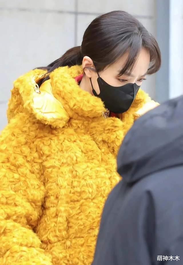 赵丽颖|明星春晚私服太抢眼:宋茜万元大衣似炸鸡,赵丽颖千元外套被吐槽