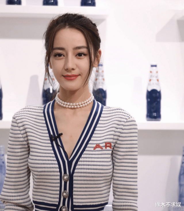 迪丽热巴|网友晒与迪丽热巴合影，状态却被质疑，到底谁被比下去？