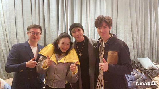 钟丽缇|钟丽缇一家过节,她穿红色戴猫耳朵打扮隆重,警察公公严肃像一家之主