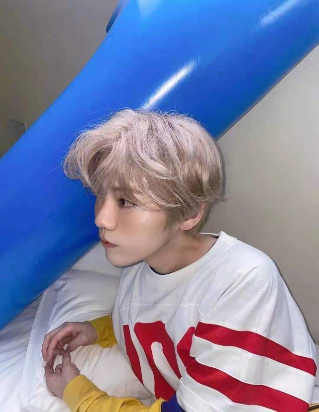 鹿晗|31岁的鹿晗身体代谢年龄只有18岁，出道10年依旧少年感十足