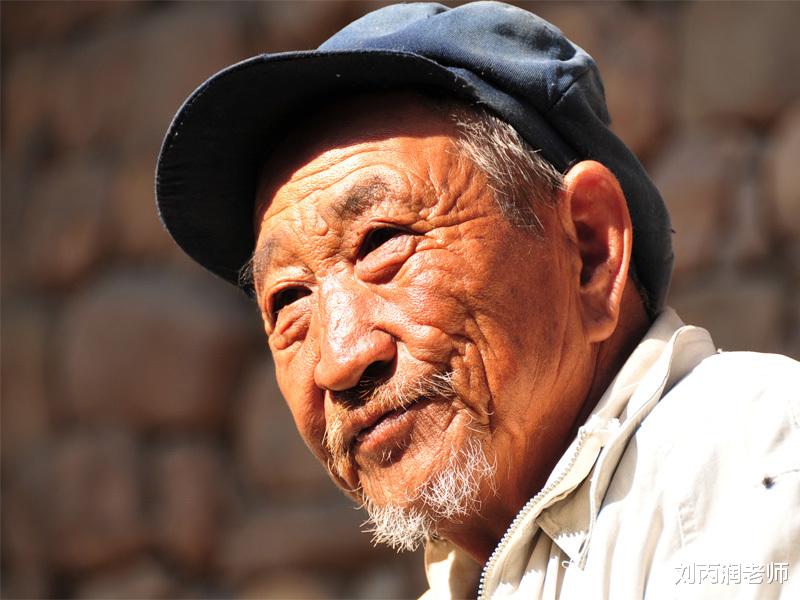 亲戚70岁，每隔两三个月来我家住一个星期，他是不是有啥问题？