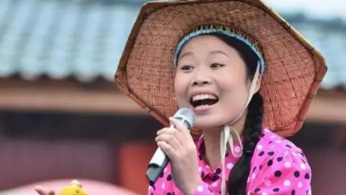 草帽姐捐100万现金后，又捐100吨蔬菜，网友却心疼直呼：别捐了