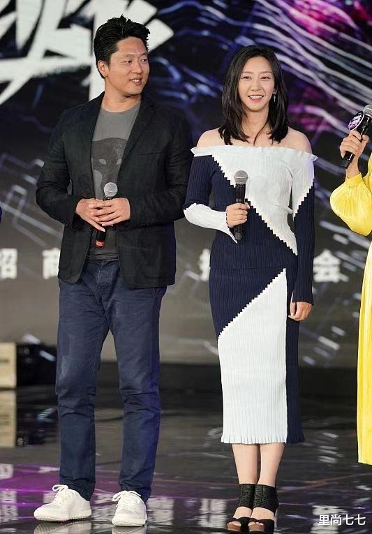 唐一菲|凌潇肃二婚真娶对了！唐一菲穿露肩裙好窈窕，淡妆比姚晨美太多