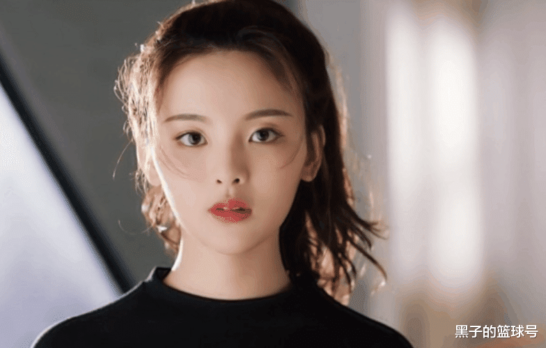 杨超越|杨超越也太让人心疼了，没想到光鲜亮丽的她，也曾遭遇过校园霸凌