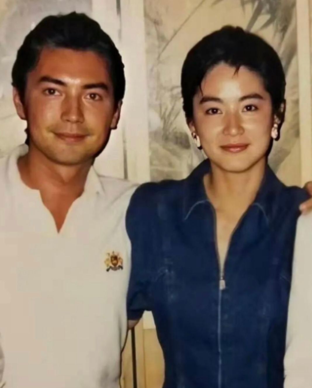 创业板指 尊龙老了依然是男神，白发不染仍有贵族气质，优雅到骨子里的男人