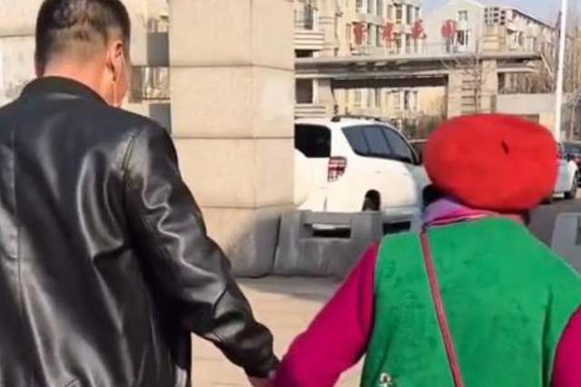 李玉成|曝85岁马玉琴年收入200万，菜板曝光被嘲脏乱，亲自切苹果真心酸