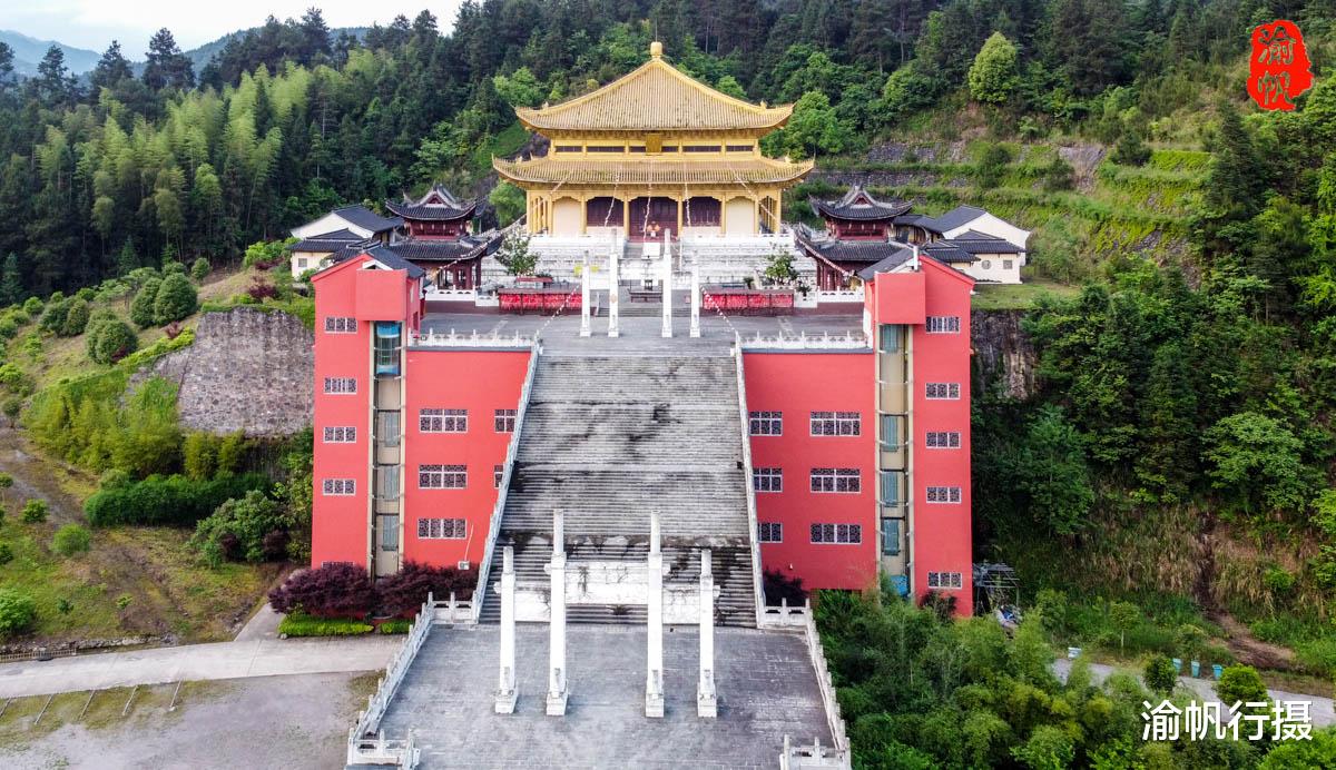 三亚|贵州梵净山下发现一座金殿，里面竟供奉着中国最大的金玉弥勒佛
