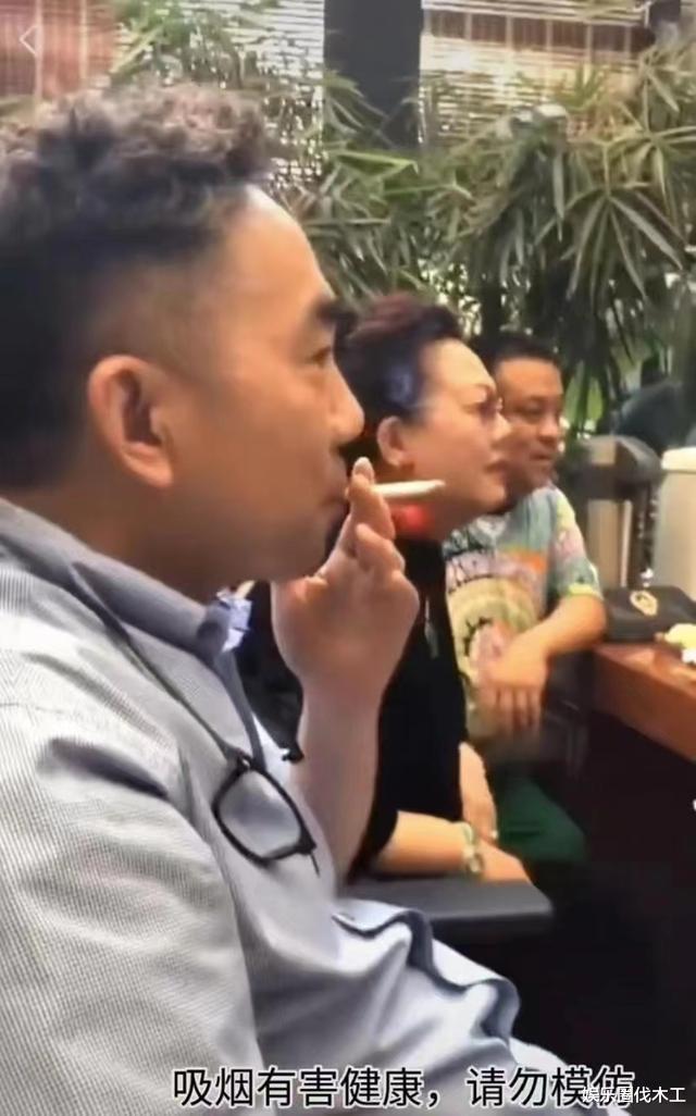 郭德纲|郭德纲独自探望90岁杨少华，低头弯腰态度谦卑，杨议只剩吞云吐雾