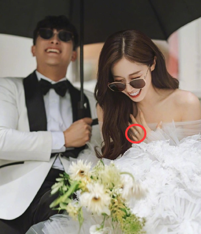 朴智妍|朴智妍与棒球选手黄载均今日举行婚礼，两人婚纱照曝光浪漫幸福