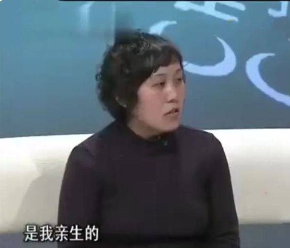 男子在外打工两年才回家,看到家里多了个孩子,他问这是谁的娃?
