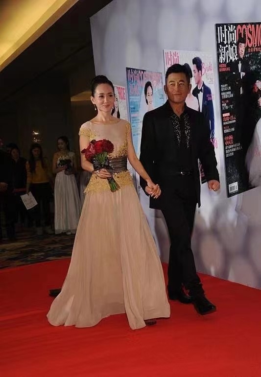 王志飞小15岁妻子好爱他，满眼深情藏不住，穿拖尾礼裙娇小玲珑