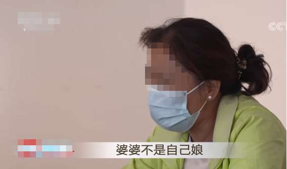 79岁老人,儿子意外去世,留下2个年幼的孩子,她每月接济儿媳妇3000元