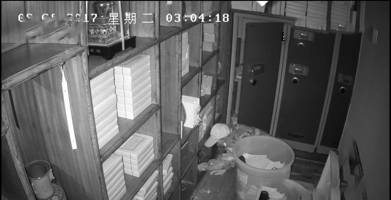17年浙江富豪密室被盗,墙根发现隐秘盗洞,民警钻进去后大感疑惑