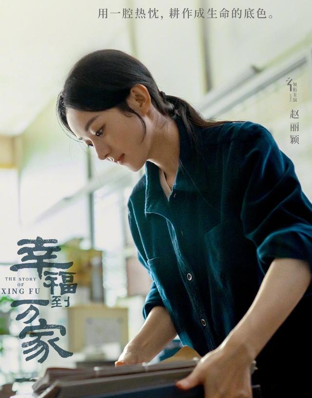 赵丽颖|赵丽颖新路透照曝光，与小演员互动温柔有爱，单手抱娃姿势老练