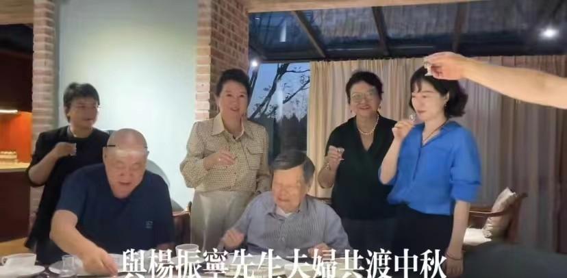 翁帆 杨振宁带小娇妻聚会，翁帆剪短发打扮很老练，很有日系贤妻的感觉