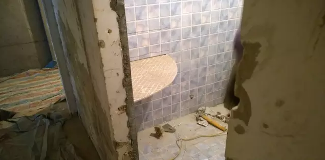 同事家砖砌浴室柜全过程,看完我都想把自己家的整体柜给退了!