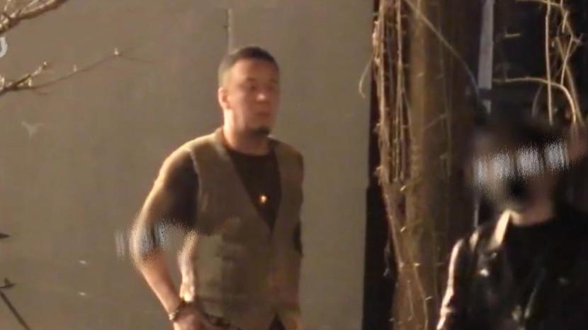 杨坤|51岁杨坤身边再换人！携长腿美女与李亚鹏聚会，满脸通红站不稳