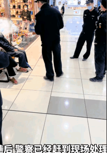 一个70多岁的老太太在超市偷东西被抓,还扬手要打超市工作人员!