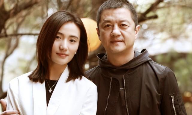 李亚鹏|李亚鹏老婆遛娃被拍！二女儿正脸曝光，脸圆嘴唇翘，长得很像李嫣