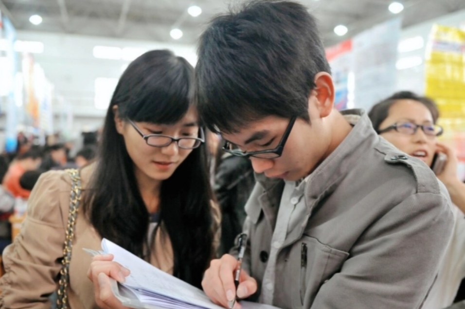 大学生|有种“艰难”叫农村出来的985大学生，北上广难留，老家也没脸回