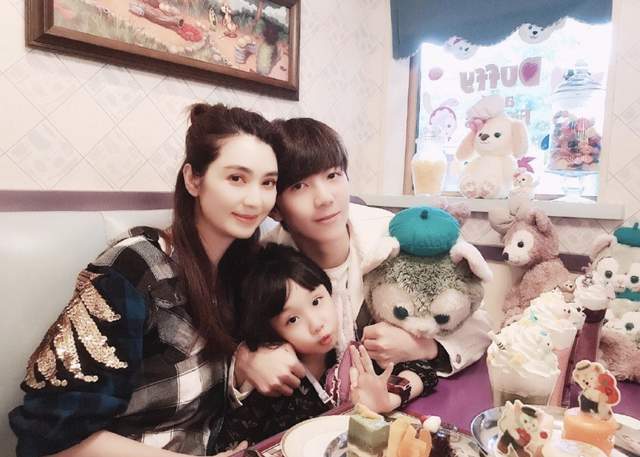 张丹峰|洪欣晒全家福为9岁女儿庆生,与张丹峰恩爱依旧,北京豪宅装修很奢华