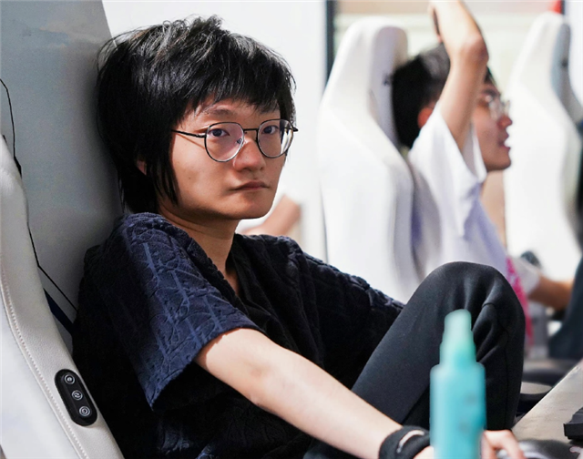 knight|纯皇成了“社会”皇,knight这下不装了?TES新照片状态判若两人