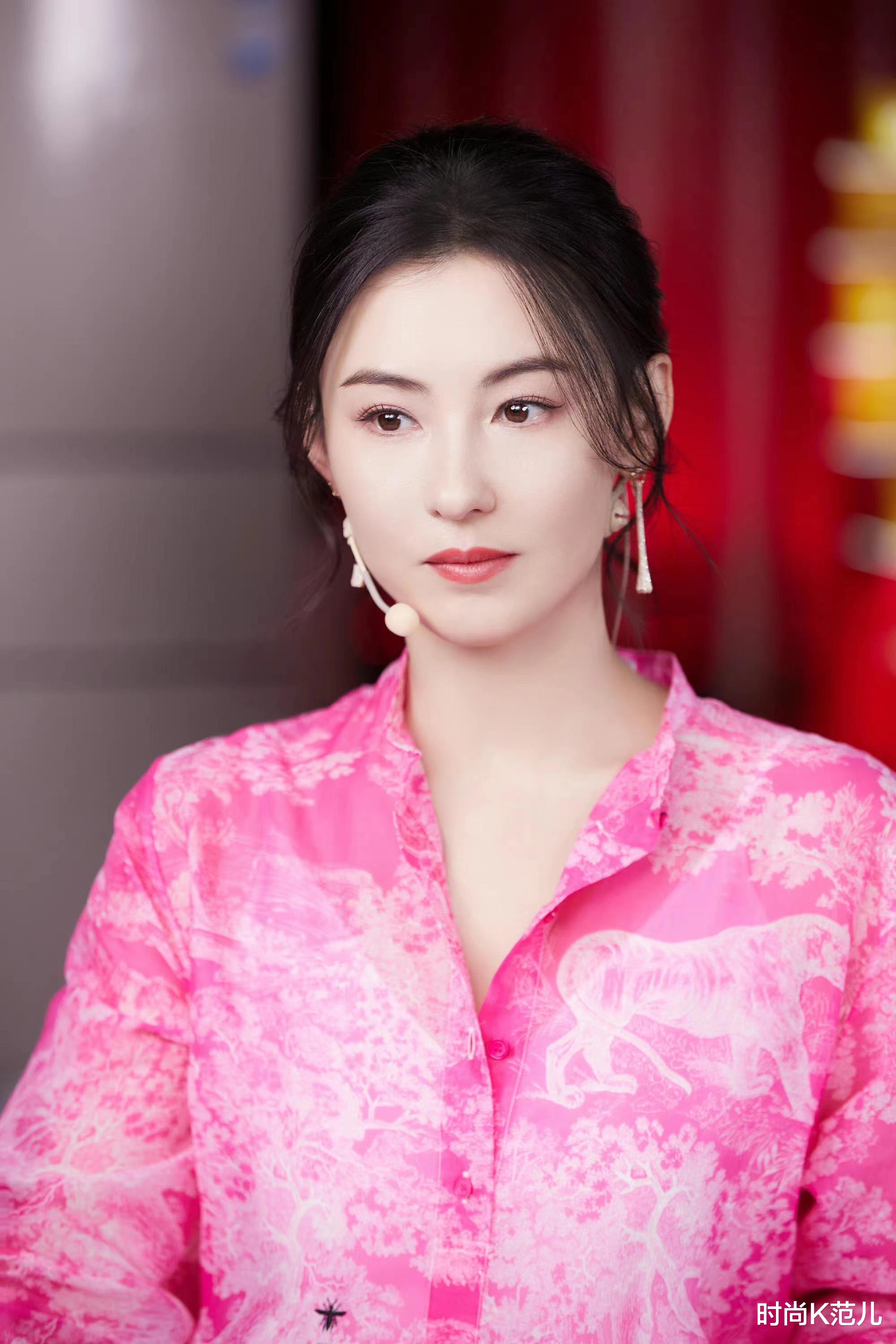 发型 张柏芝中分刘海发型好美,换四套服装都不改发型,减龄又显气质!
