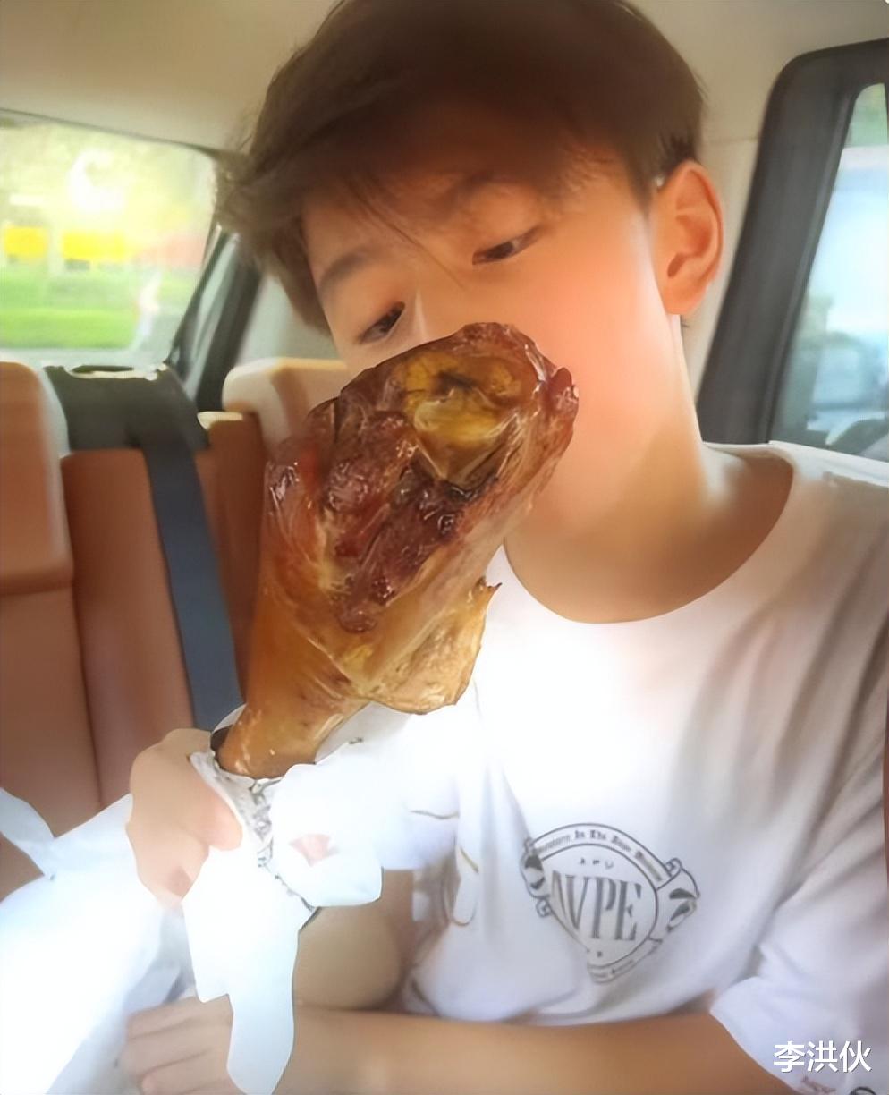 张柏芝|张柏芝和俩儿子逛街引关注，单亲妈妈教子有方，谢霆锋基因太强大