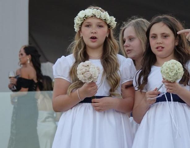 哈珀·贝克汉姆|贝克汉姆儿子大婚！11岁小七当伴娘，穿上白色礼服后胖到认不出