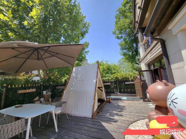 姜潮|姜潮时隔半年回家，陪妻儿在豪宅院子里喝茶，女儿艾米丽罕露脸