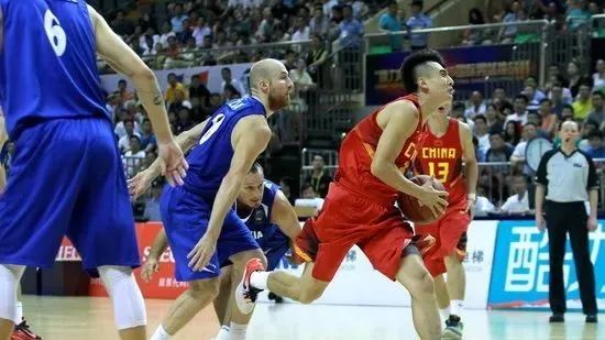 上海男篮|吐了！又肘击！第一场就伤人！真是CBA头号恶汉