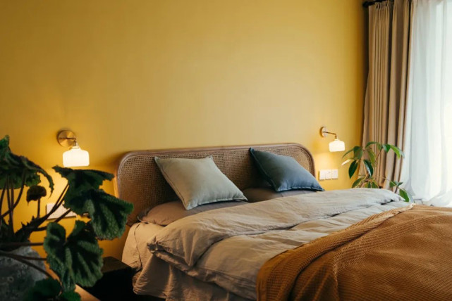 96平现代风三居室，沙发墙居然是一排书柜，没事看您书太惬意了