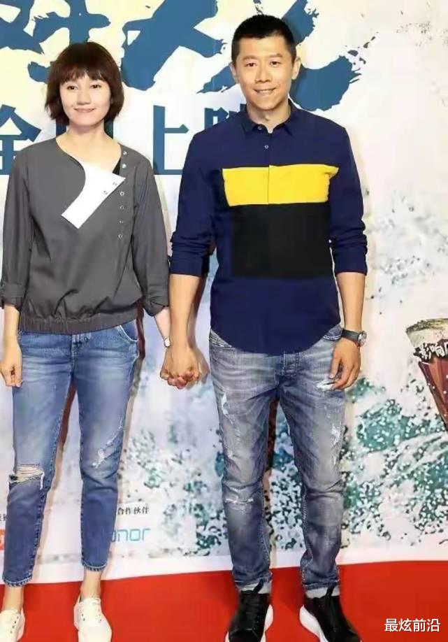 袁泉夏雨夫妇同框,俩人同穿牛仔裤很般配,低调朴素没明星架子