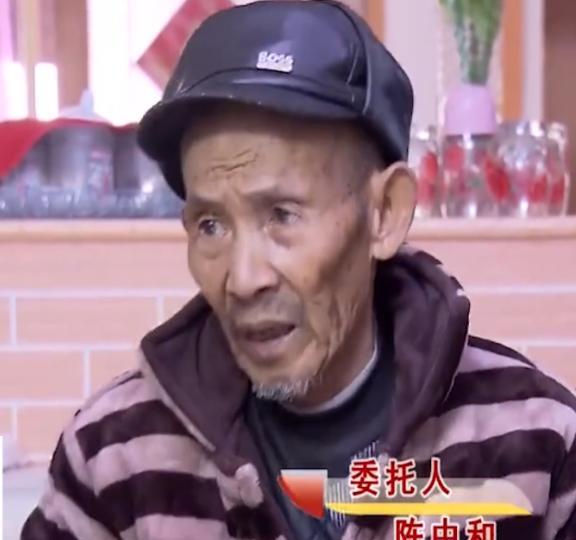 2021年,79岁老汉遭儿媳用铁锤暴打,又被儿子撵出门,邻居:该