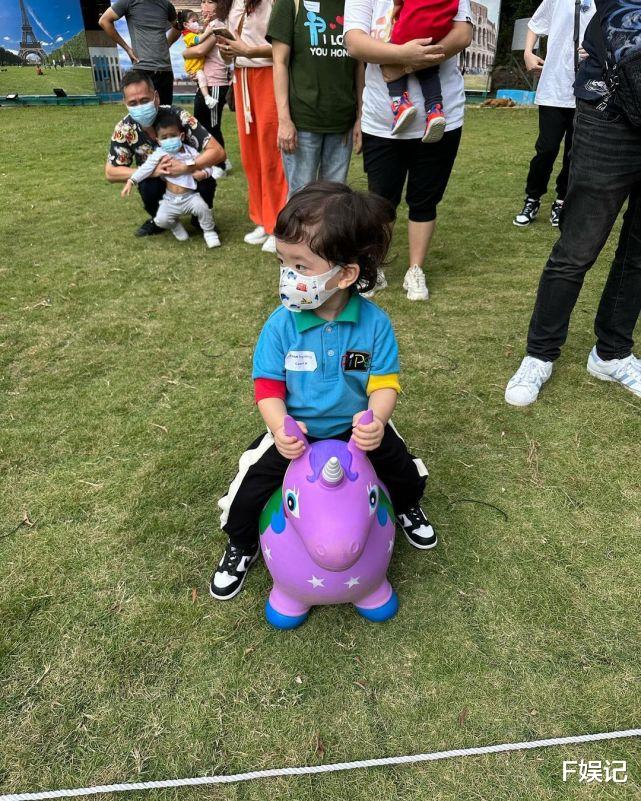 陈山聪|陈山聪携妻参加儿子学校的亲子旅行 一家三口玩尽兴拍全家福