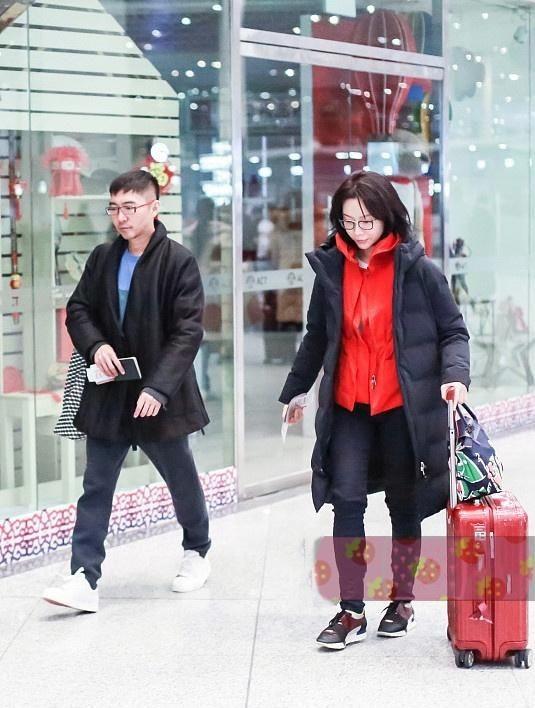 陈数|陈数罕见携钢琴家老公亮相,羽绒服配红夹袄,穿2件外套也很时髦